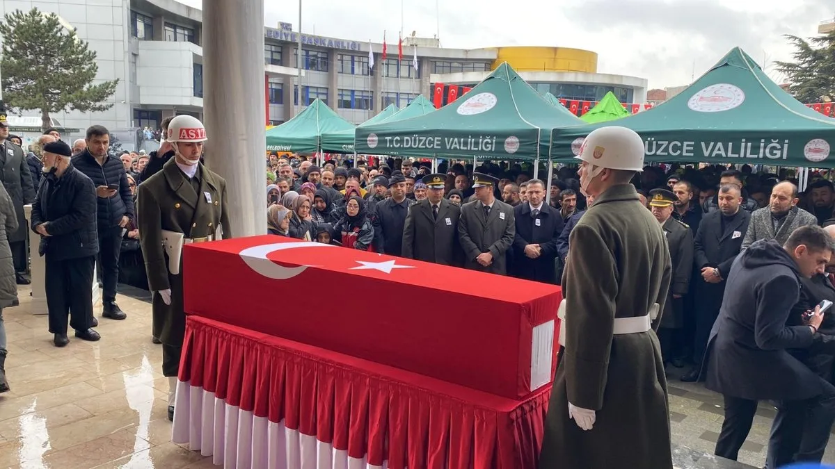 Düzce şehidine veda etti: Şehit Piyade Uzman Çavuş Mustafa Bazna son yolculuğuna uğurlandı